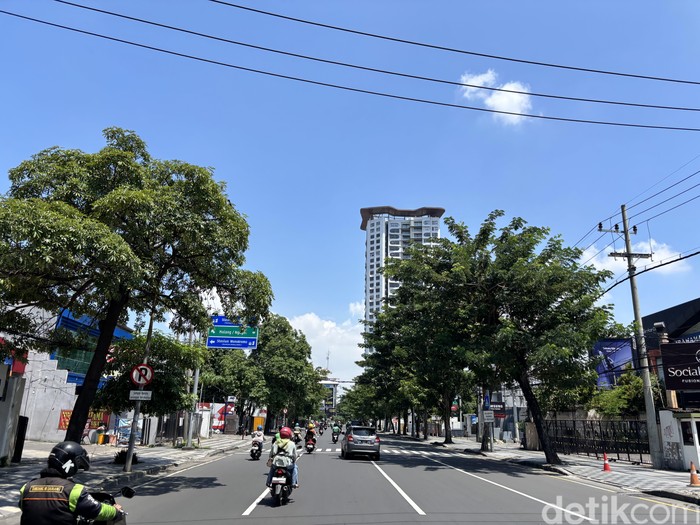 Cuaca cerah menyelimuti Kota Surabaya