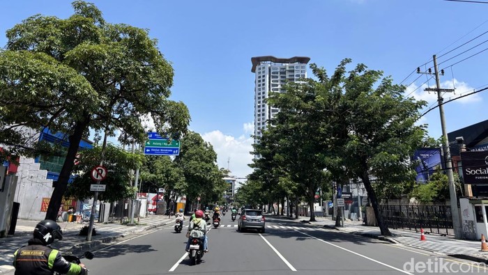 Cuaca cerah menyelimuti Kota Surabaya
