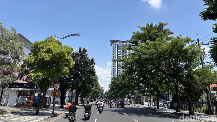 Cuaca cerah menyelimuti Kota Surabaya