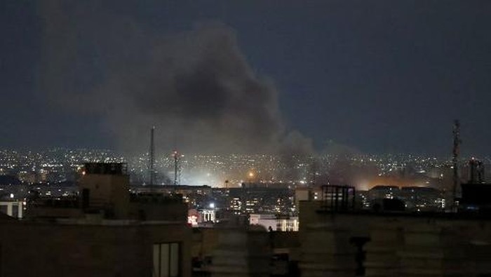 Foto: Asap membubung usai serangan AS-Israel ke Teheran, Iran (AFP/ATTA KENARE)