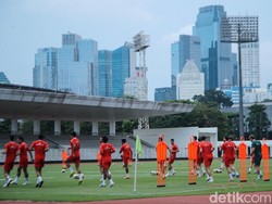 Suasana latihan tampak serius namun tetap penuh semangat. Para pemain menunjukkan determinasi tinggi demi meraih hasil maksimal di laga final. Dukungan publik juga menjadi motivasi tambahan bagi skuad Garuda untuk tampil optimal.