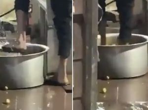Jijik! Penjual Perkedel Ketahuan Cuci Kentang Pakai Kaki Bersandal