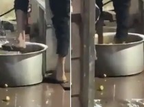 Jijik! Penjual Perkedel Ketahuan Cuci Kentang Pakai Kaki Bersandal