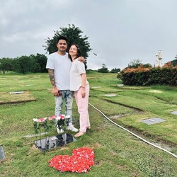 Momen Calon Suami Joanna Alexandra Nyekar ke Makam Raditya Oloan