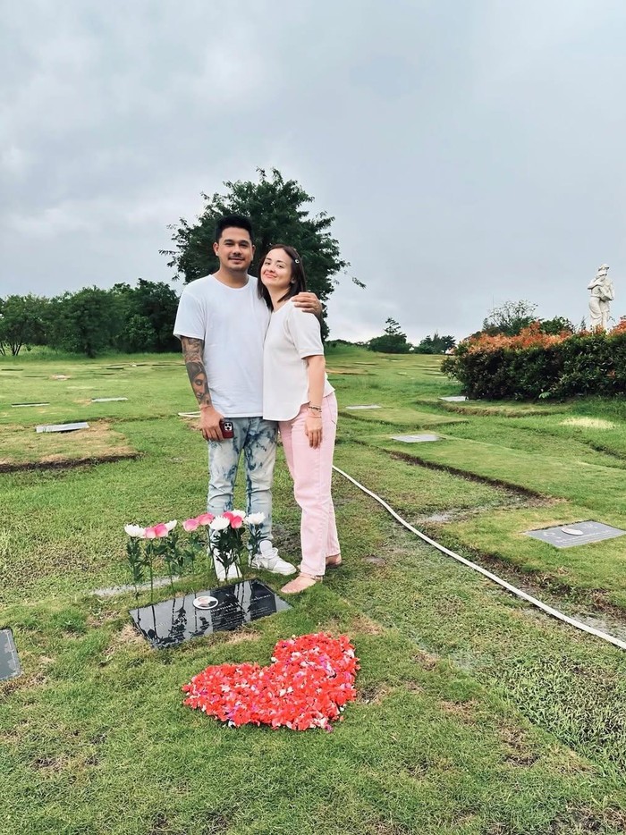 Joanna Alexandra dan Immanuel Christover ke makam Raditya Oloan.