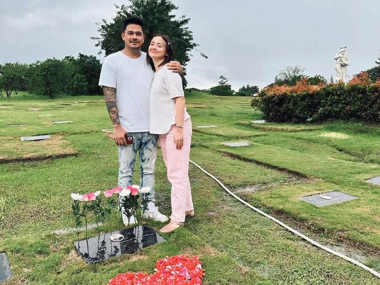Calon Suami Joanna Alexandra ke Makam Raditya Oloan: Kamu Gak Akan Tergantikan