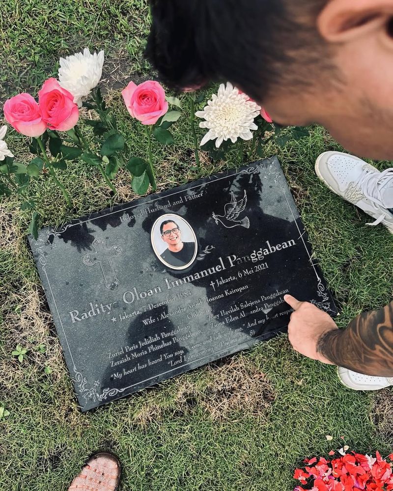 Joanna Alexandra Joanna Alexandra dan Immanuel Christover ke makam Raditya Oloan.