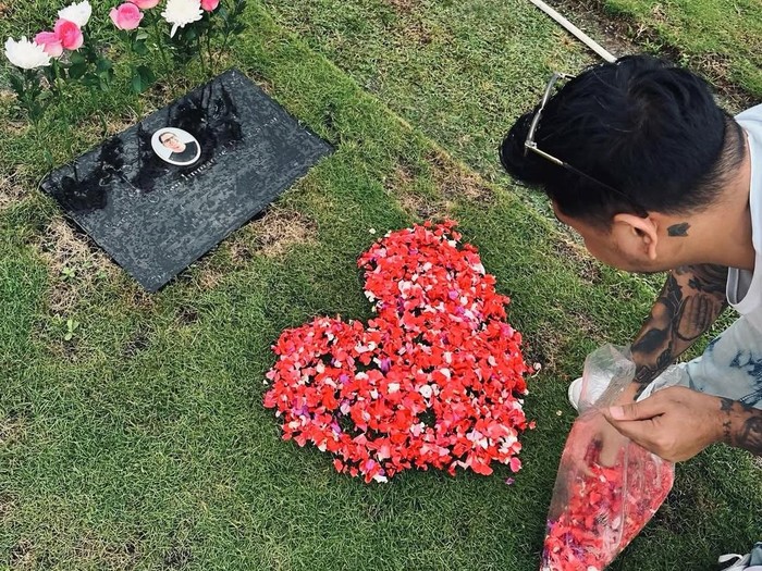 Joanna Alexandra dan Immanuel Christover ke makam Raditya Oloan.