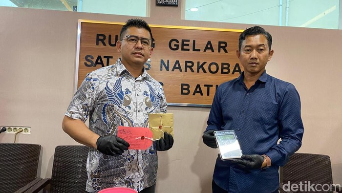 Kasat Narkoba Polres Batu AKP Bobby Abadi Rustam (memakai kacamata) bersama KBO Satresnarkoba Polres Batu.