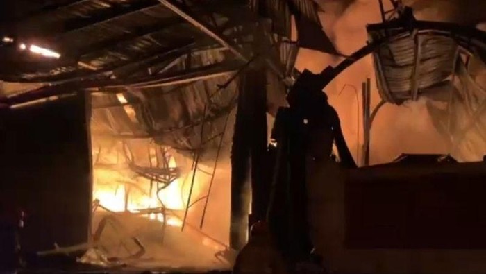 Kebakaran pabrik pembuatan terpal di Bogor (dok.Antara)