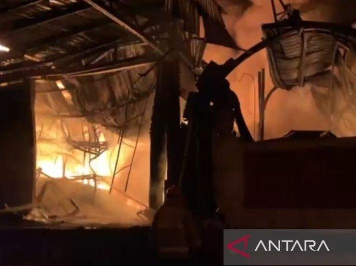 Kebakaran pabrik pembuatan terpal di Bogor (dok.Antara)