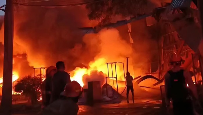 Kebakaran pabrik terpal di Bogor (dok.istimewa)