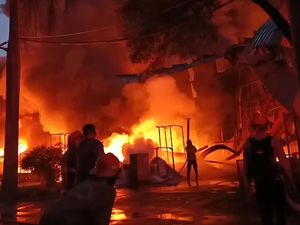 Horor Kebakaran Pabrik Terpal hingga Berjam-jam di Bogor