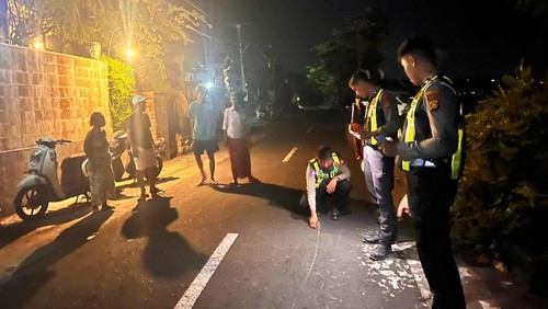 Polisi olah TKP kecelakaan yang membuat seorang lansia meninggal dunia di Nusa Penida, Klungkung, Minggu (29/3/2026) dini hari. (foto: dok. Polsek Nusa Penida)