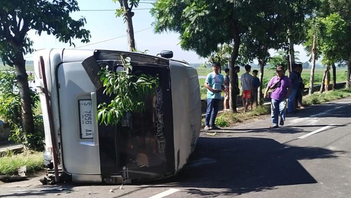 Kecelakaan mobil Elf di Desa Sukorejo, Bojonegoro yang menewaskan seorang pemotor perempuan