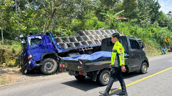 Truk Rem Blong Tabrak Mobil di Poros Sinjai-Bulukumba, 1 Orang Patah Tulang