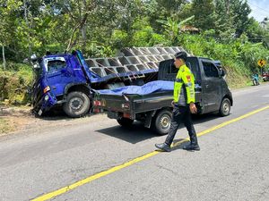 Truk Rem Blong Tabrak Mobil di Poros Sinjai-Bulukumba, 1 Orang Patah Tulang