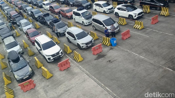 Kendaraan pemudik di kantung parkir Dermaga Eksekutif Pelabuhan Bakauheni