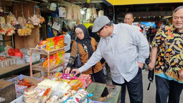 Kepala Badan Penyelenggara Jaminan Produk Halal (BPJPH) Babeh Haikal menyidak Pasar Kramat Jati, Jakarta Timur sore ini.