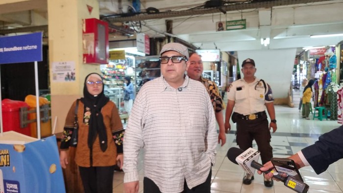 Kepala Badan Penyelenggara Jaminan Produk Halal (BPJPH) Babeh Haikal menyidak Pasar Kramat Jati, Jakarta Timur sore ini.
