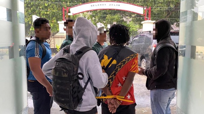 Satgas Operasi Damai Cartenz 2026 kembali menangkap dua orang yang diduga terlibat jaringan pemasok senjata api dan amunisi ke KKB.