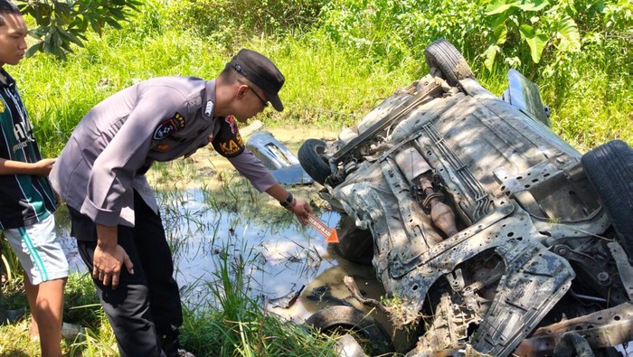 Kondisi mobil jenis minibus yang tertabrak kereta api di perlintasan tanpa penjagaan di Kecamatan Kesugihan, Kabupaten Cilacap, Minggu (29/3/2026).