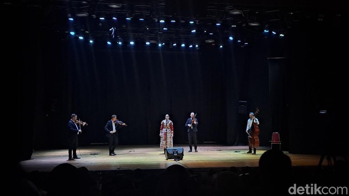 Konser Hungarian Folklore Music di Balai Pemuda Surabaya