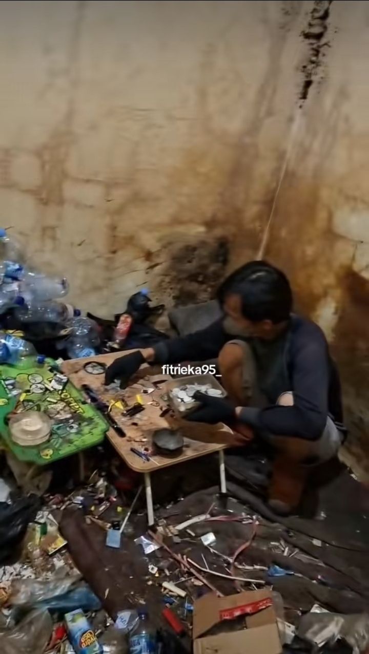 Kontrakan Penuh Sampah di Serpong, Tangerang Selatan. Kontrakan Penuh Sampah di Serpong, Tangerang Selatan.