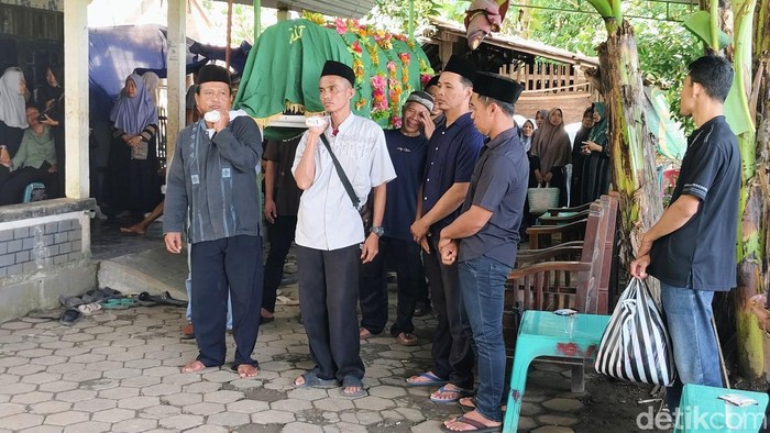 Korban ledakan mercon di Pituruh, Kebumen, saat akan dimakamkan, Minggu (28/3/2026).