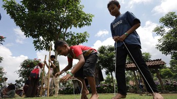 Sejumlah anak tampak antusias mencoba permainan egrang di kawasan Dusun Kuliner. Dengan penuh semangat, mereka belajar menjaga keseimbangan sambil berjalan menggunakan alat sederhana berbahan bambu tersebut. Tawa dan keceriaan pun mewarnai suasana, menciptakan pengalaman bermain yang menyenangkan sekaligus menyehatkan. ANTARA FOTO/Prasetia Fauzani