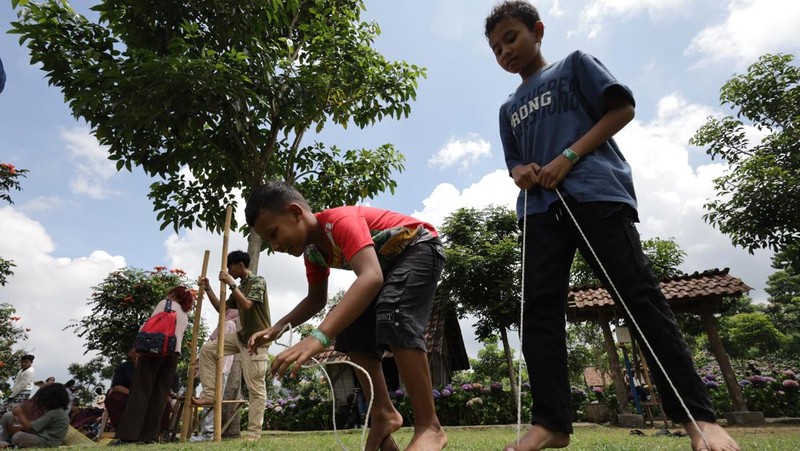 Sejumlah anak bermain egrang di Dusun Kuliner, Kota Batu, Jawa Timur, Minggu (29/3/2026). Permainan tradisional tersebut sebagai salah satu kegiatan positif bagi anak untuk mengurangi ketergantungan terhadap media sosial seiring diberlakukannya Peraturan Pemerintah Nomor 17 Tahun 2025 tentang Tata Kelola Penyelenggaraan Sistem Elektronik dalam Perlindungan Anak (PP Tunas). ANTARA FOTO/Prasetia Fauzani