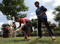 Kurangi Ketergantungan Medsos, Anak-anak Diajak Main Egrang