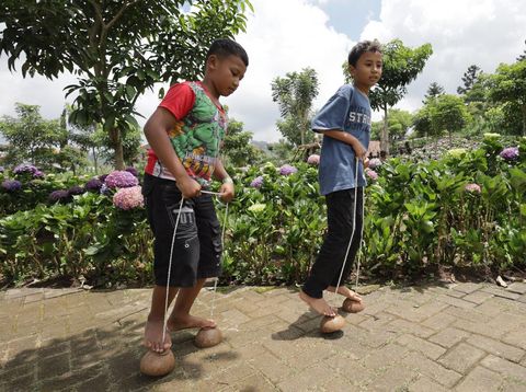 Sejumlah anak bermain egrang di Dusun Kuliner, Kota Batu, Jawa Timur, Minggu (29/3/2026). Permainan tradisional tersebut sebagai salah satu kegiatan positif bagi anak untuk mengurangi ketergantungan terhadap media sosial seiring diberlakukannya Peraturan Pemerintah Nomor 17 Tahun 2025 tentang Tata Kelola Penyelenggaraan Sistem Elektronik dalam Perlindungan Anak (PP Tunas). ANTARA FOTO/Prasetia Fauzani