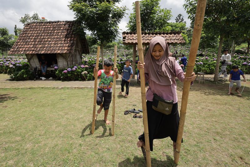 Kurangi Ketergantungan Medsos, Anak-anak Diajak Main Egrang Sejumlah anak bermain egrang di Dusun Kuliner, Kota Batu, Jawa Timur, Minggu (29/3/2026). Permainan tradisional tersebut sebagai salah satu kegiatan positif bagi anak untuk mengurangi ketergantungan terhadap media sosial seiring diberlakukannya Peraturan Pemerintah Nomor 17 Tahun 2025 tentang Tata Kelola Penyelenggaraan Sistem Elektronik dalam Perlindungan Anak (PP Tunas). ANTARA FOTO/Prasetia Fauzani