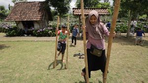Kurangi Ketergantungan Medsos, Anak-anak Diajak Main Egrang
