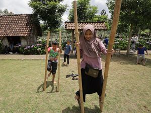 Kurangi Ketergantungan Medsos, Anak-anak Diajak Main Egrang