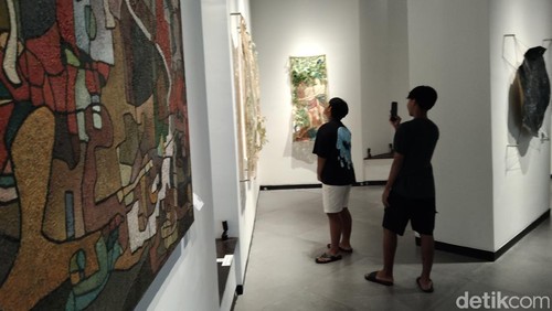 Pengunjung saat menyaksikan pameran lukisan di Labirint Art Gallery.