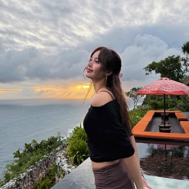 Foto Lisa BLACKPINK Enjoy Liburan di Bali