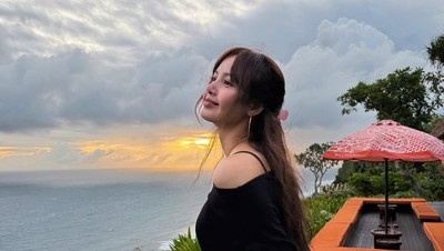 Foto Lisa BLACKPINK Enjoy Liburan di Bali