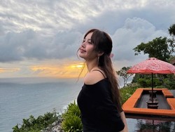 Potret Lisa dengan latar sunset Bali yang memukau. Foto: (lalalalisa_m/Instagram)