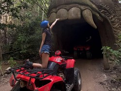 Lisa terlihat menikmati waktu liburan dengan bermain ATV jauh dari kesibukan panggung. Foto: (lalalalisa_m/Instagram)