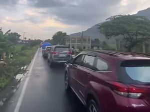 Macet 2 Km di Poros Maros-Bone Dipicu Jalan Longsor