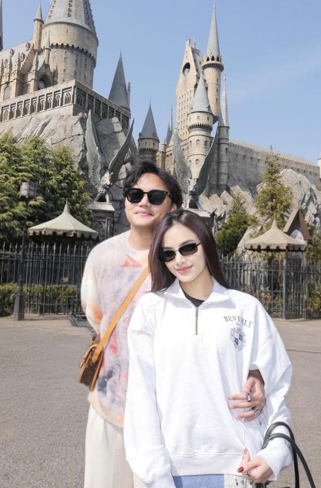 Hal serupa juga terlihat dari sang suami, Rizky Febian, yang tampil santai dengan sweater dan celana putih. Keduanya tampak seperti pasangan muda yang sedang pacaran. Foto: dok. Instagram @mahaliniraharja