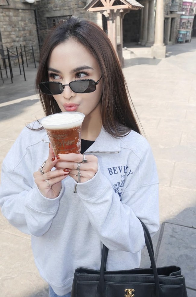 Pose sambil memegang minuman butterbeer, yang populer di Universal Studios Jepang, semakin menegaskan aura remajanya. Foto: dok. Instagram @mahaliniraharja