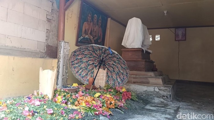 Makam Takmad, tokoh sentral dalam komunitas Suku Dayak Bumi Segandu Losarang, Indramayu.