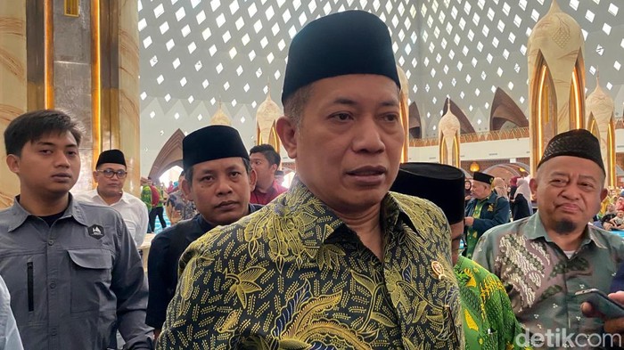 Menteri Koperasi Ferry Juliantono saat melakukan kunjungan ke Masjid Al Jabbar, Gedebage, Kota Bandung.