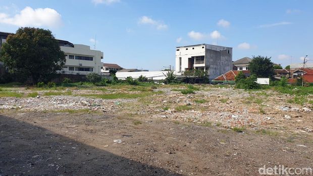 Menteri PKP Maruarar Sirait dan Kepala BP BUMN Dony Oskaria cek lokasi untuk hunian warga bantaran rel Senen, Minggu (29/3/2026)