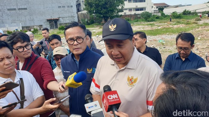 Menteri PKP Maruarar Sirait dan Kepala BP BUMN Dony Oskaria cek lokasi untuk hunian warga bantaran rel Senen, Minggu (29/3/2026)