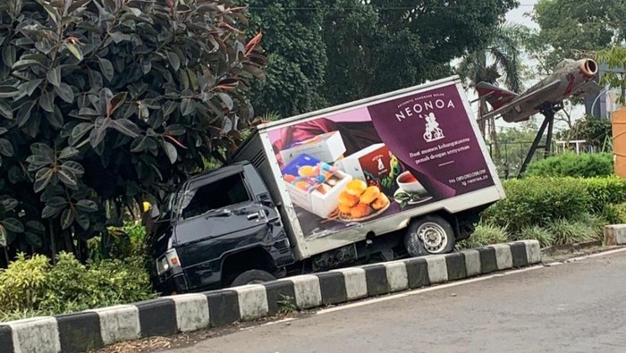 Mobil box nyangsang di taman Jalan Sultan Agung, Kota Batu