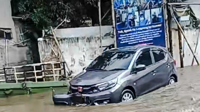 Mobil terjebak banjir di Cimahi
